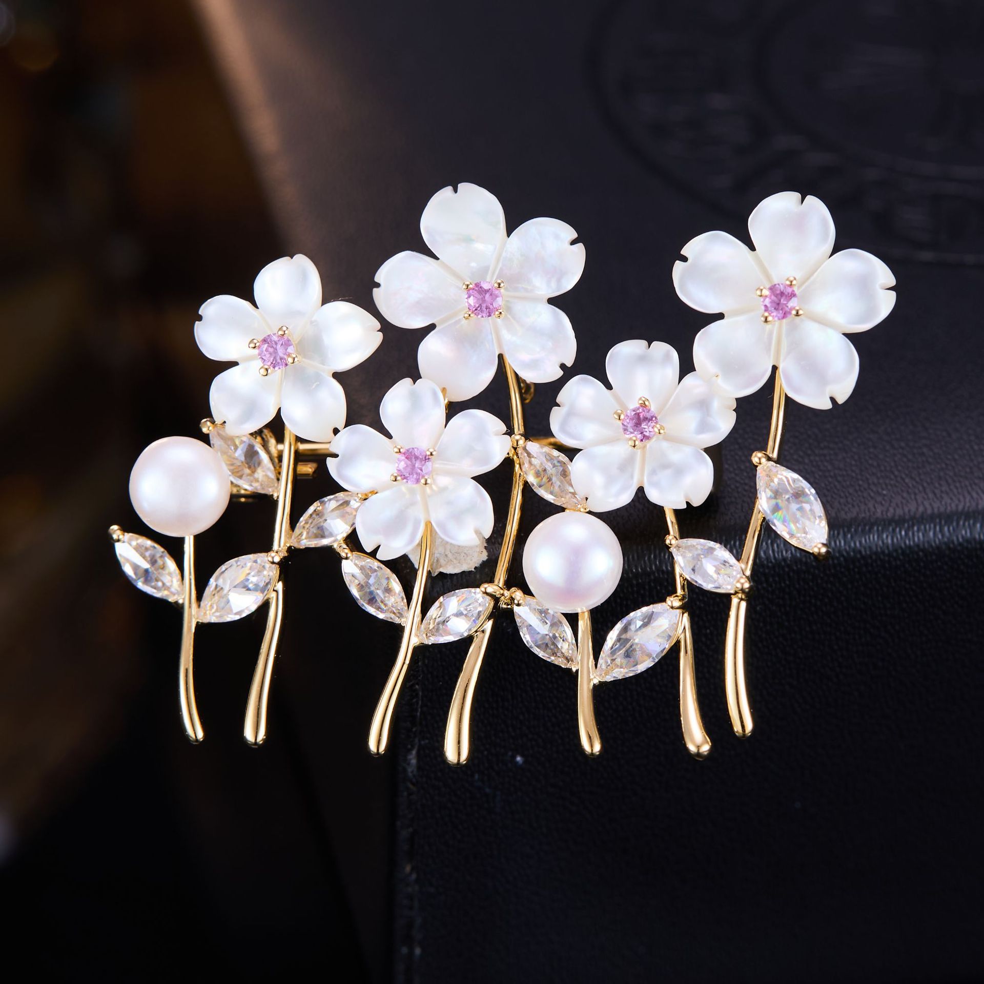 Women Accessories Bouquet - Элегантная белая брошь OKILY с жемчугом